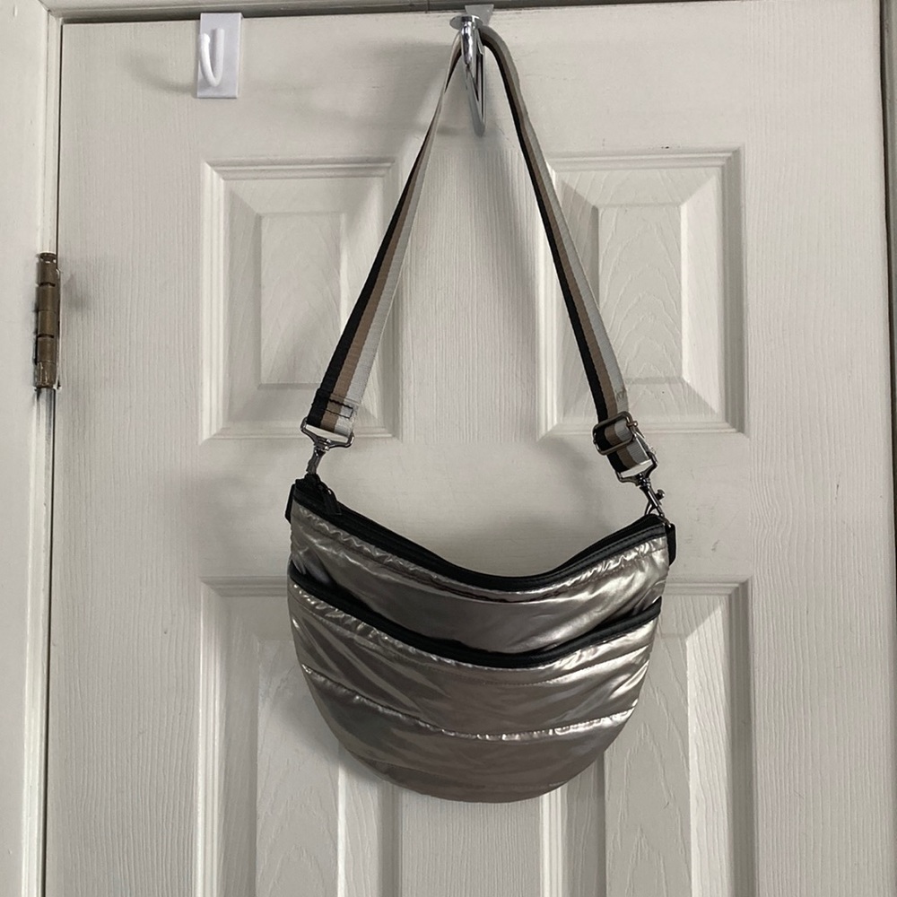 HAUTE SHORE HALF MOON SILVER/ BELTPUFFER BAG